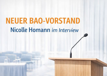Rednerpult vor hellem Hintergrund