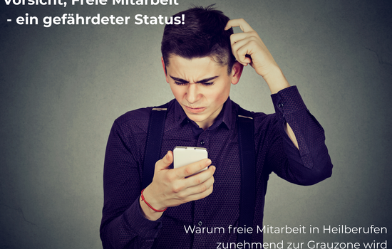 Junger Mann mit Handy in der Hand in ratloser Pose