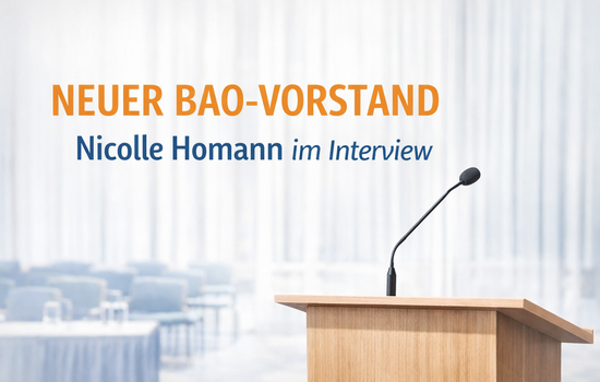 Rednerpult vor hellem Hintergrund