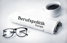 Zeitung auf weißem Untergrund mit Brille und Kaffeetasse