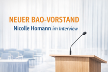 Rednerpult vor hellem Hintergrund