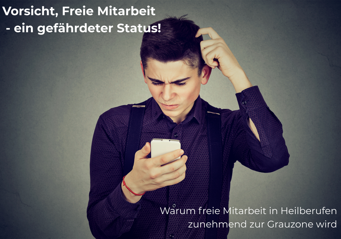 Junger Mann mit Handy in der Hand in ratloser Pose