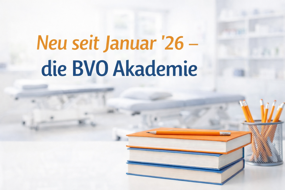 Tisch mit Büchern - Behandlungsbänke im Hintergrund