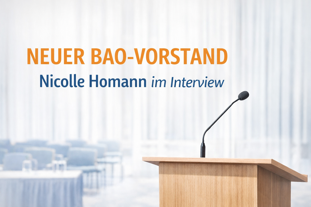 Rednerpult vor hellem Hintergrund